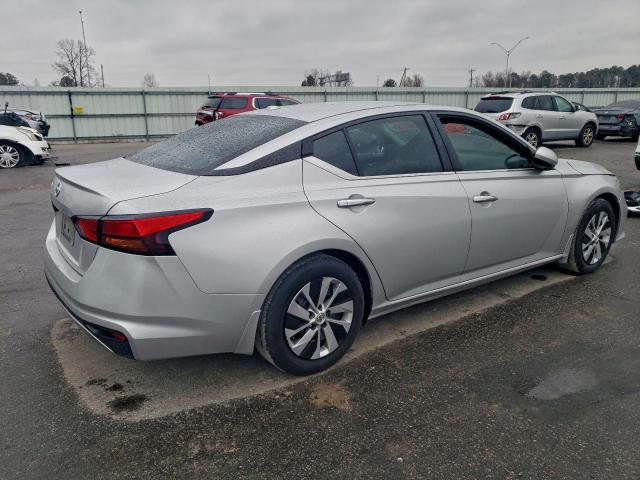 Nissan Altima S Image 2