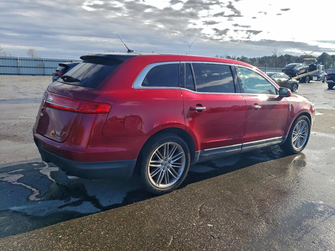 Lincoln MKT Image 12