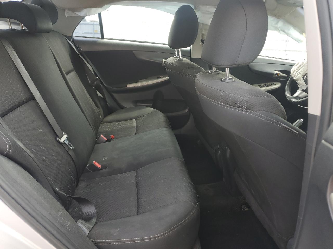 Toyota Corolla Base Image 8