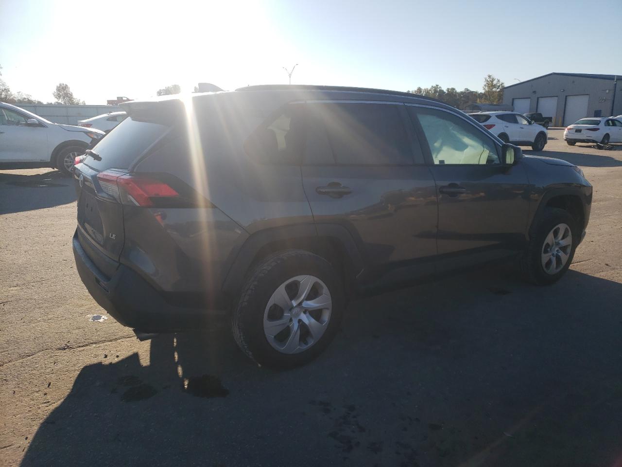 Toyota RAV4 Le Image 4