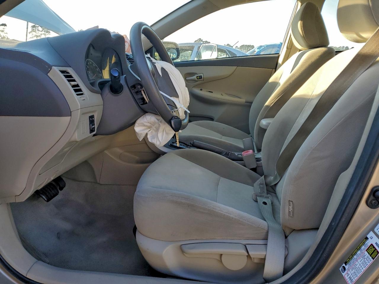 Toyota Corolla Base Image 10