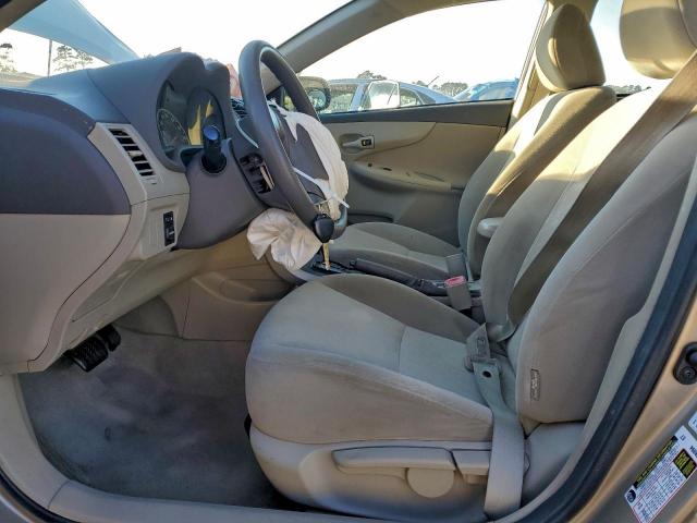 Toyota Corolla Base Image 10