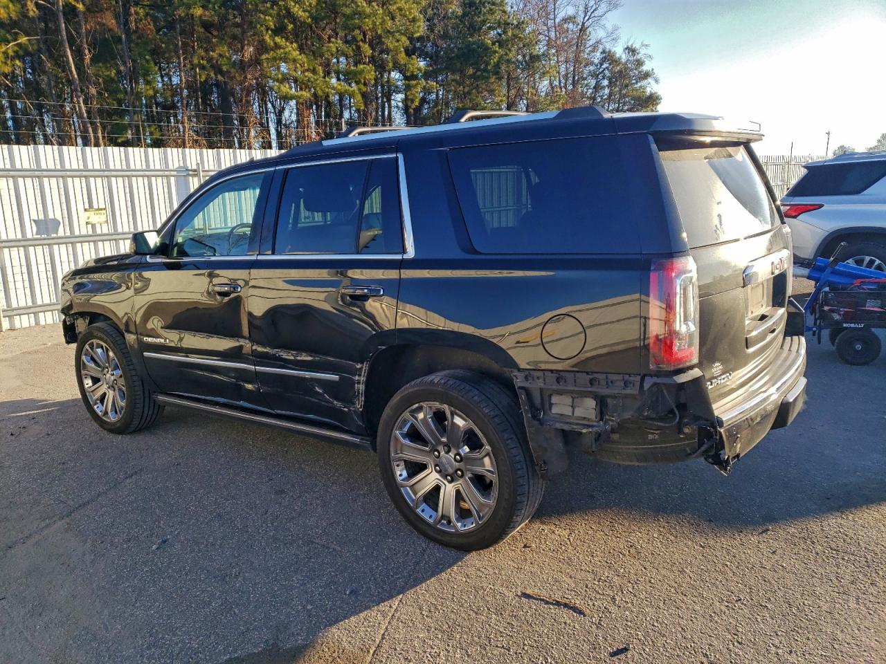 GMC Yukon Denali Image 5