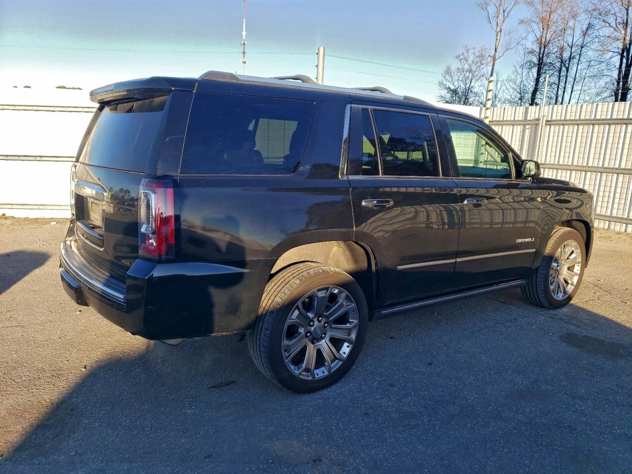 GMC Yukon Denali Image 10