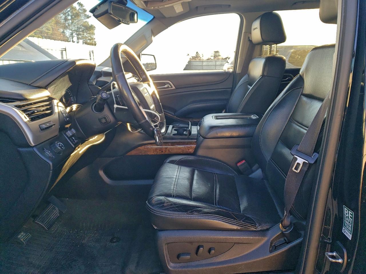 GMC Yukon Denali Image 8