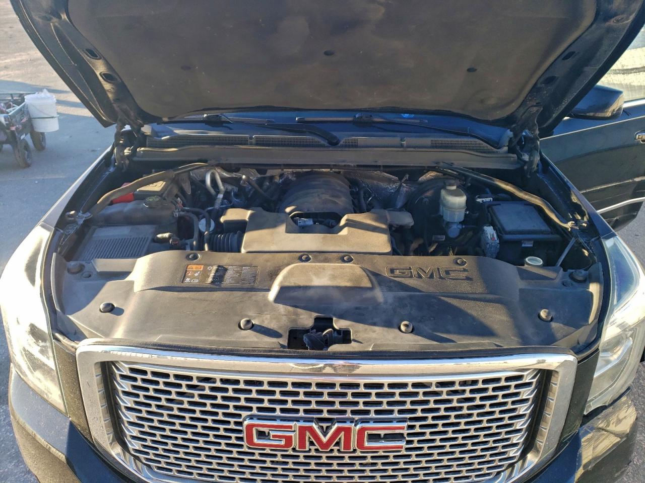 GMC Yukon Denali Image 12