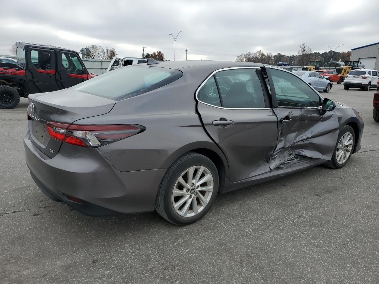 Toyota Camry Le Image 11