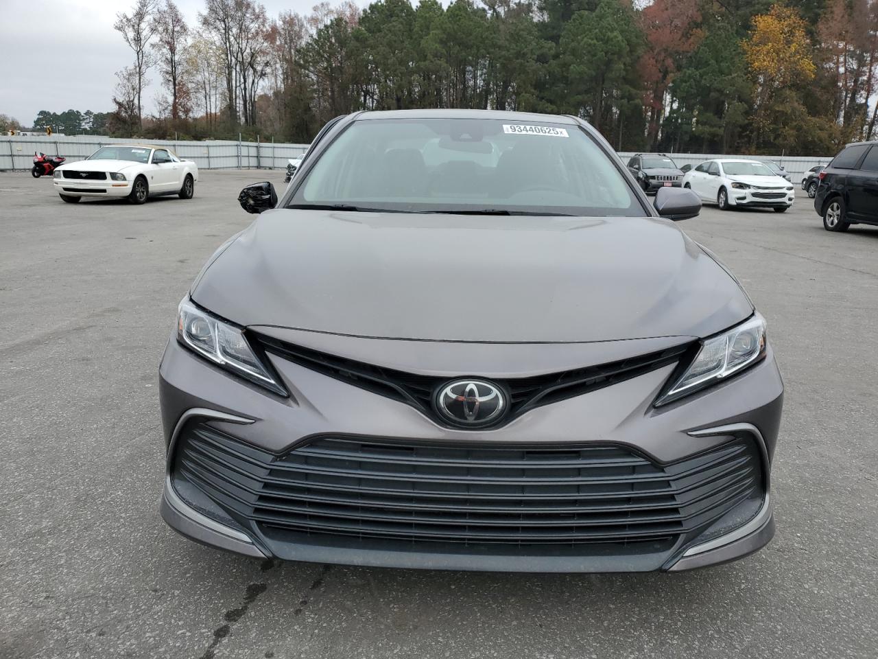 Toyota Camry Le Image 2
