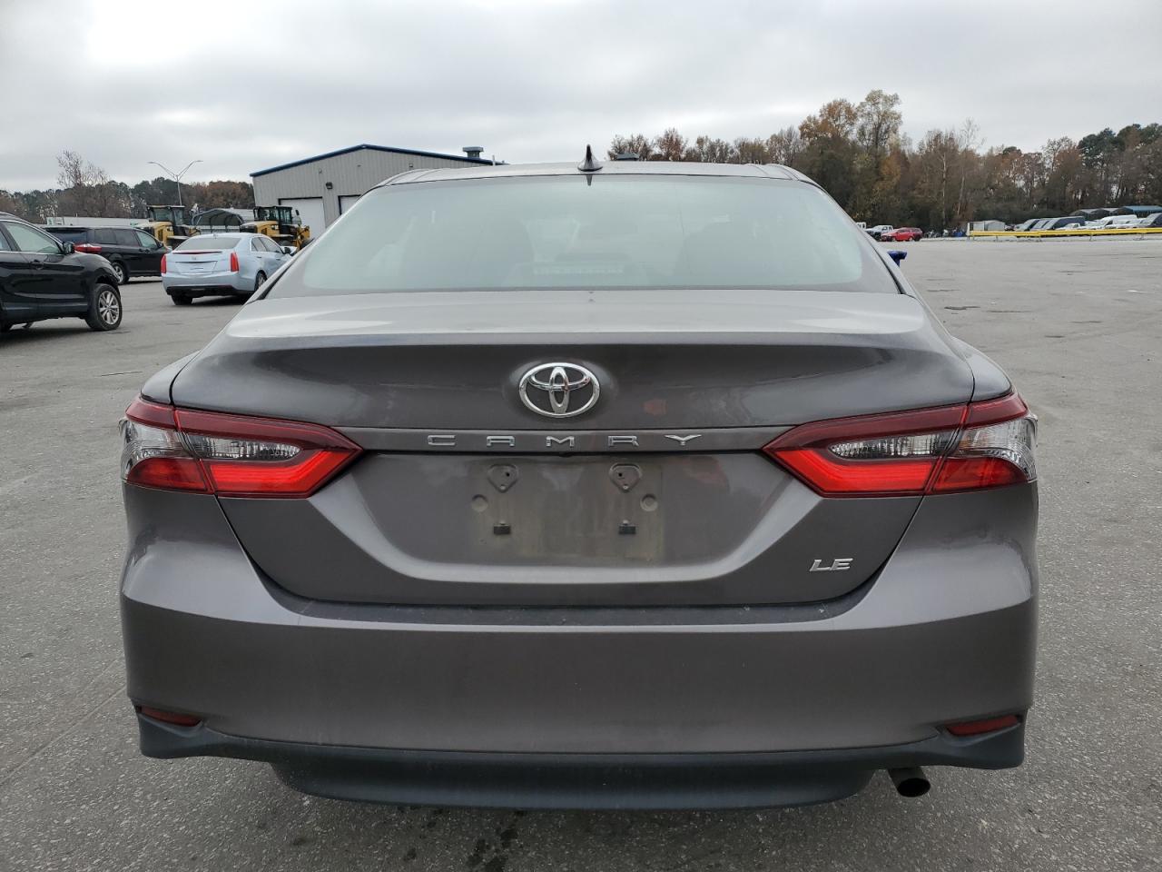 Toyota Camry Le Image 6