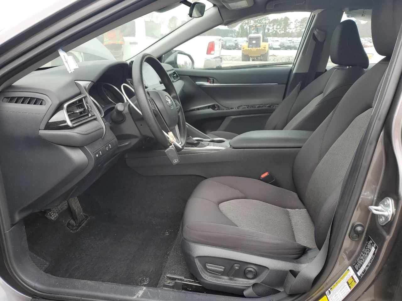 Toyota Camry Le Image 7