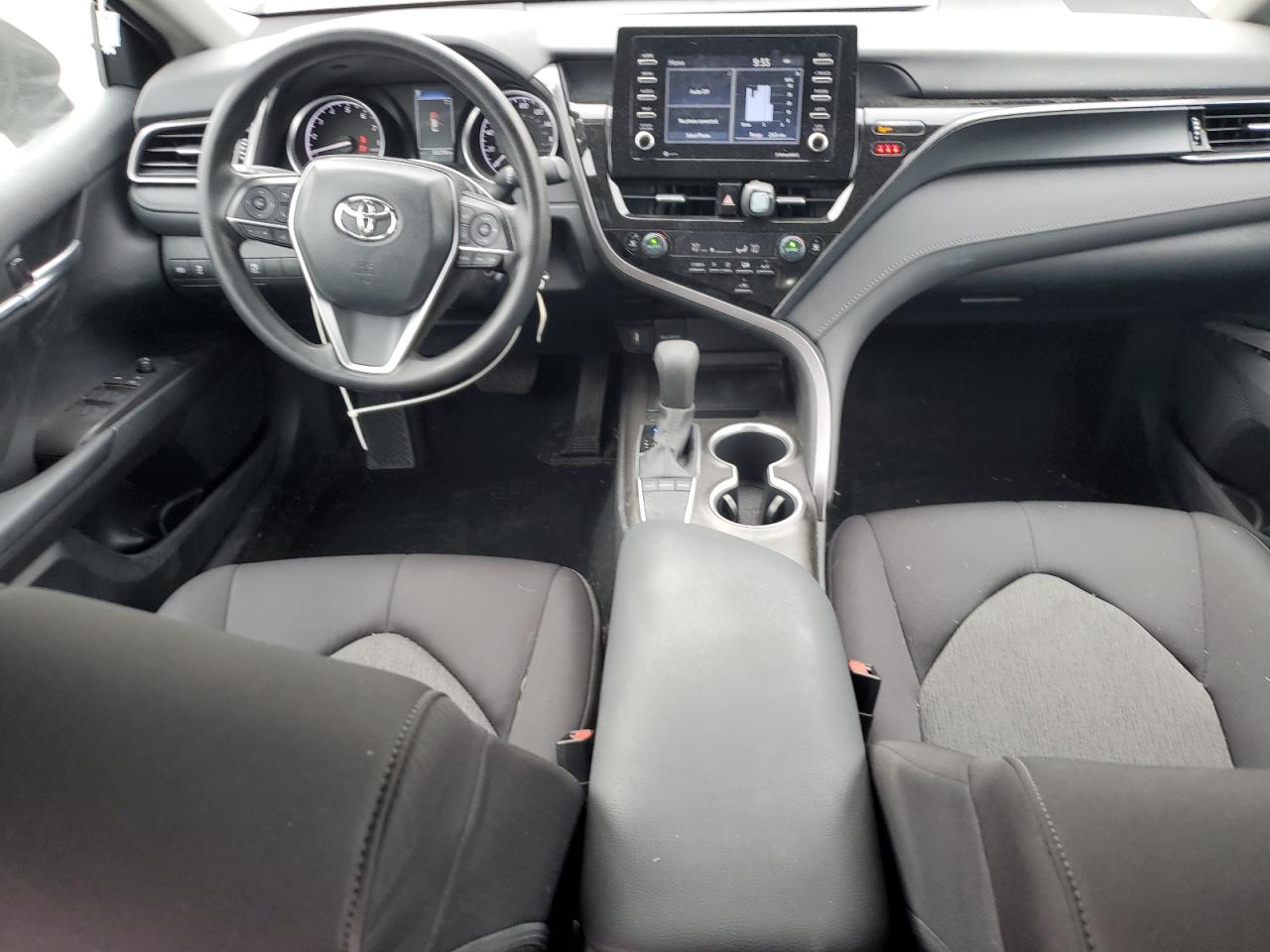 Toyota Camry Le Image 3