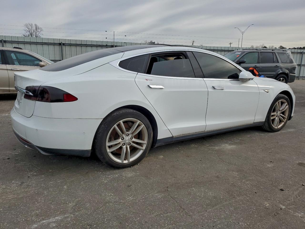 Tesla Model S 60 Image 2