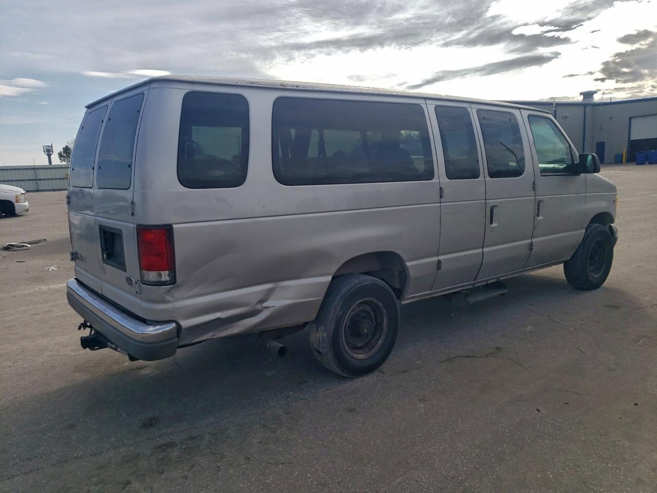 Ford Econoline E350 Super Duty Wagon Image 4