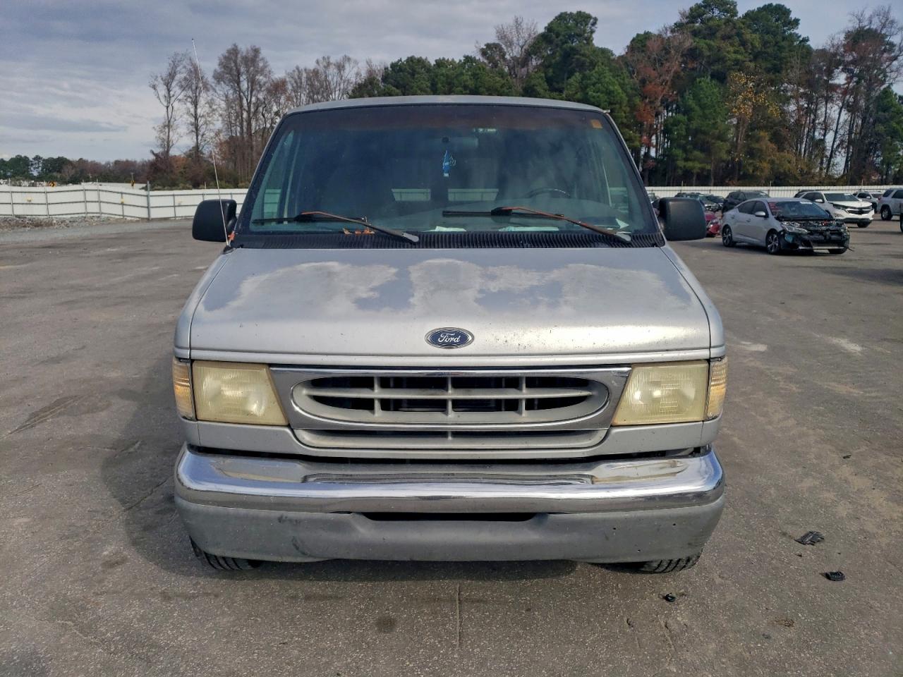 Ford Econoline E350 Super Duty Wagon Image 5