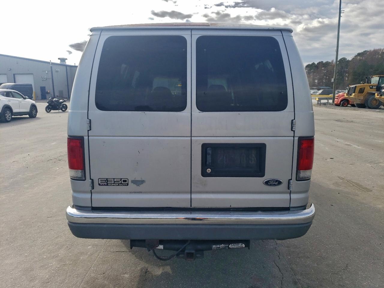 Ford Econoline E350 Super Duty Wagon Image 6