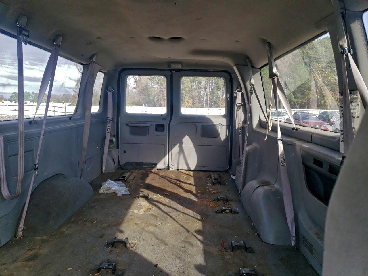 Ford Econoline E350 Super Duty Wagon Image 8