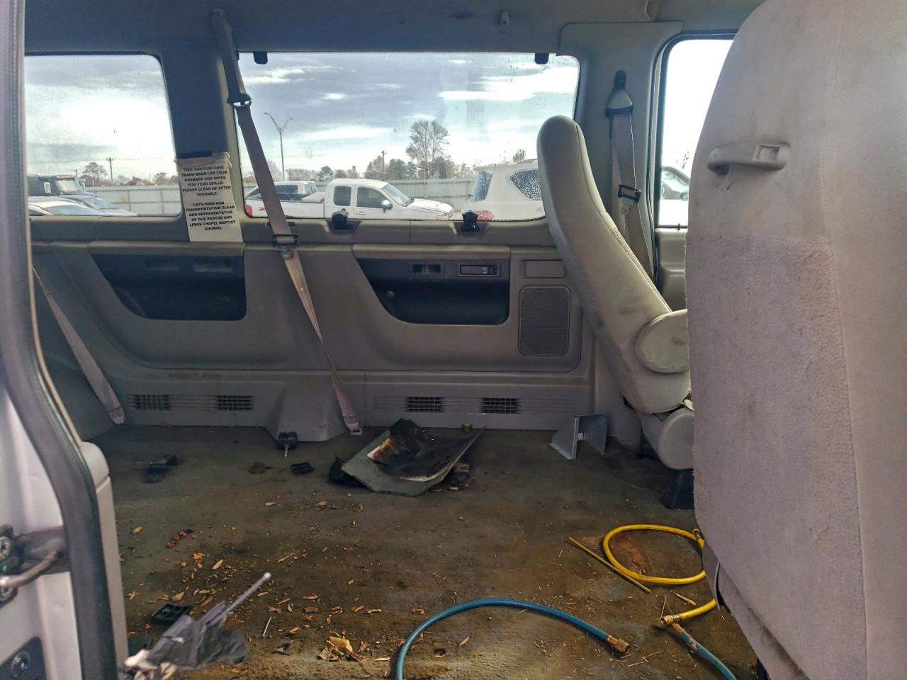 Ford Econoline E350 Super Duty Wagon Image 12