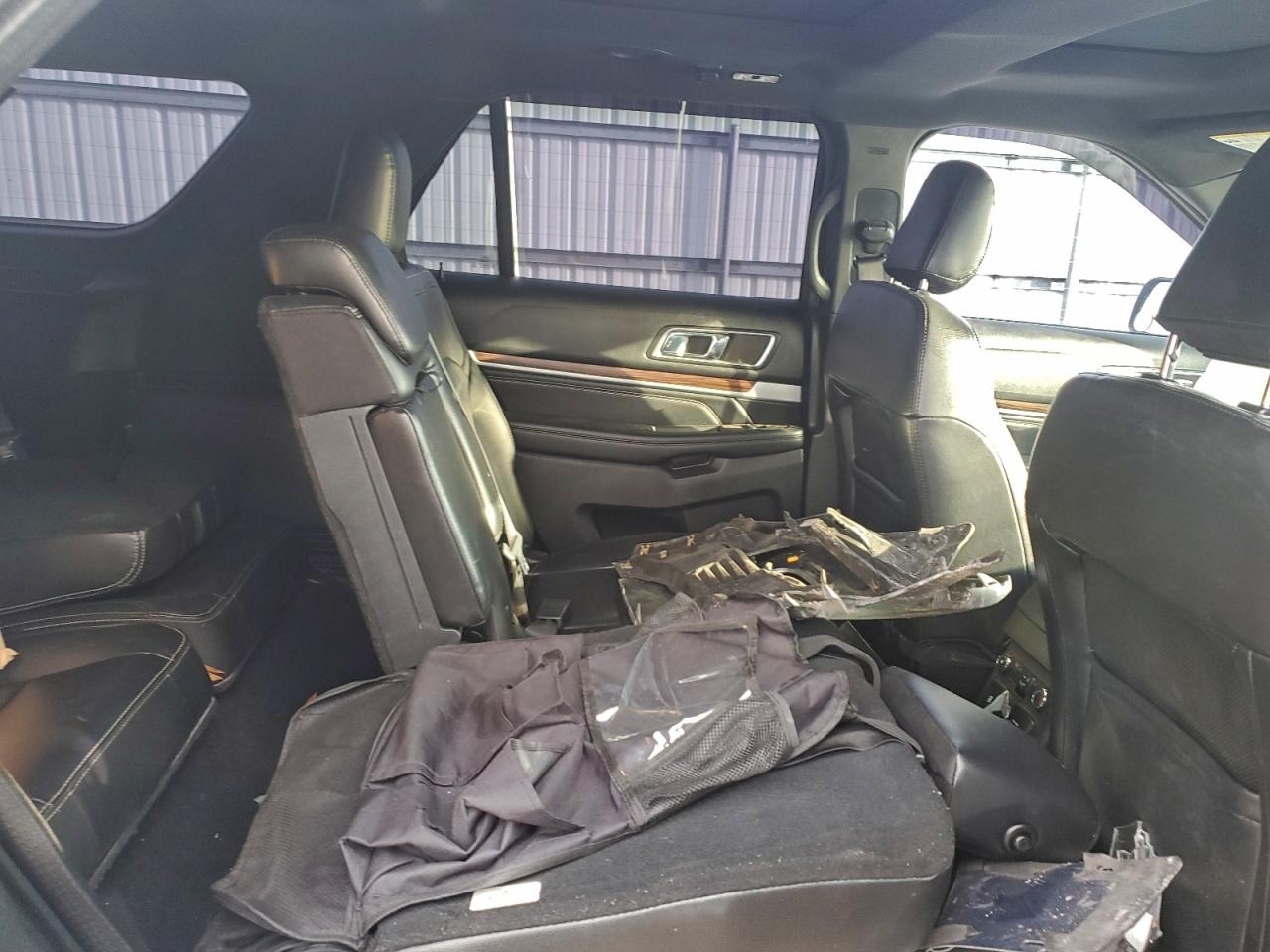 Ford Explorer Limited Image 11