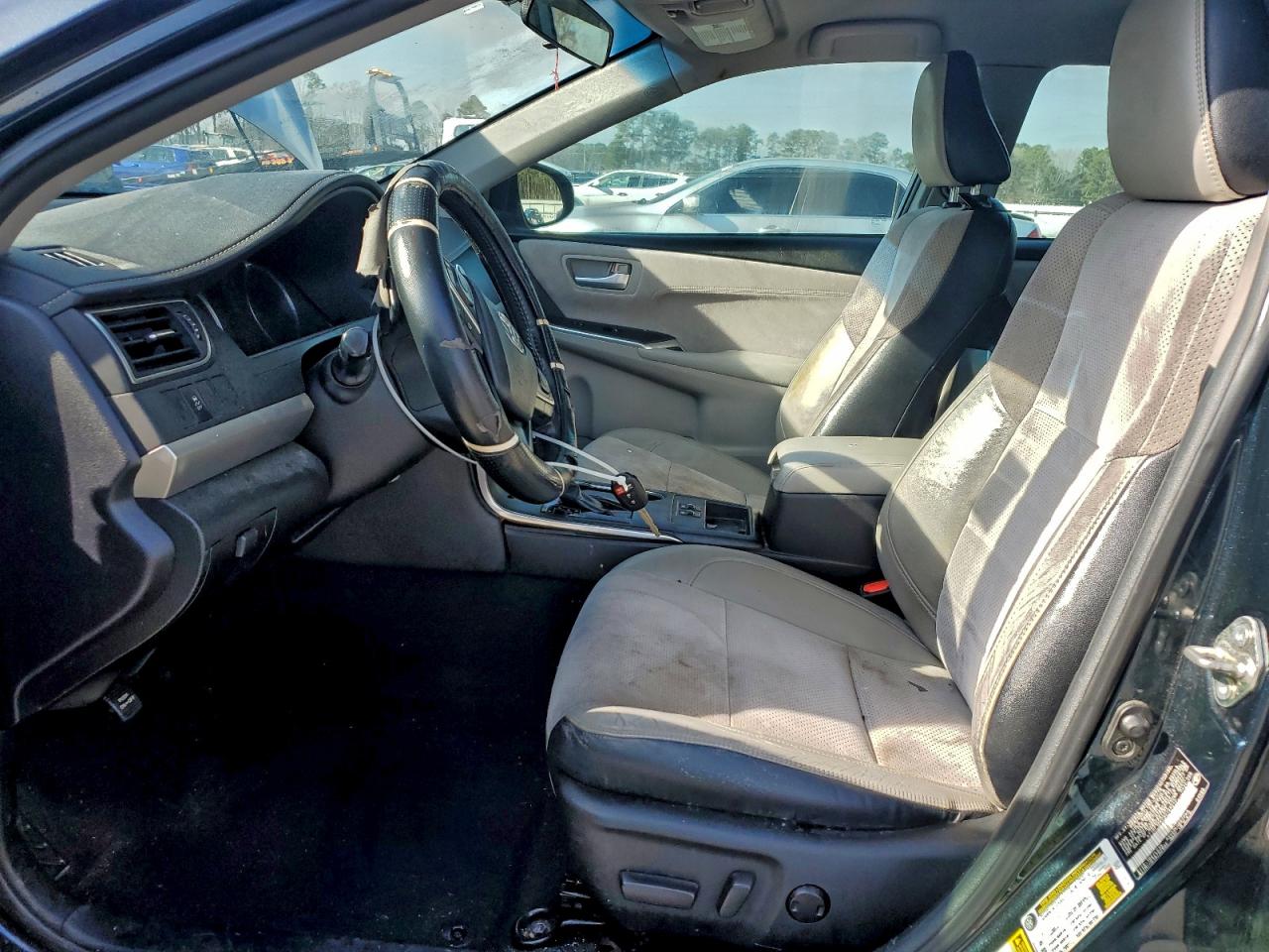 Toyota Camry Le Image 11