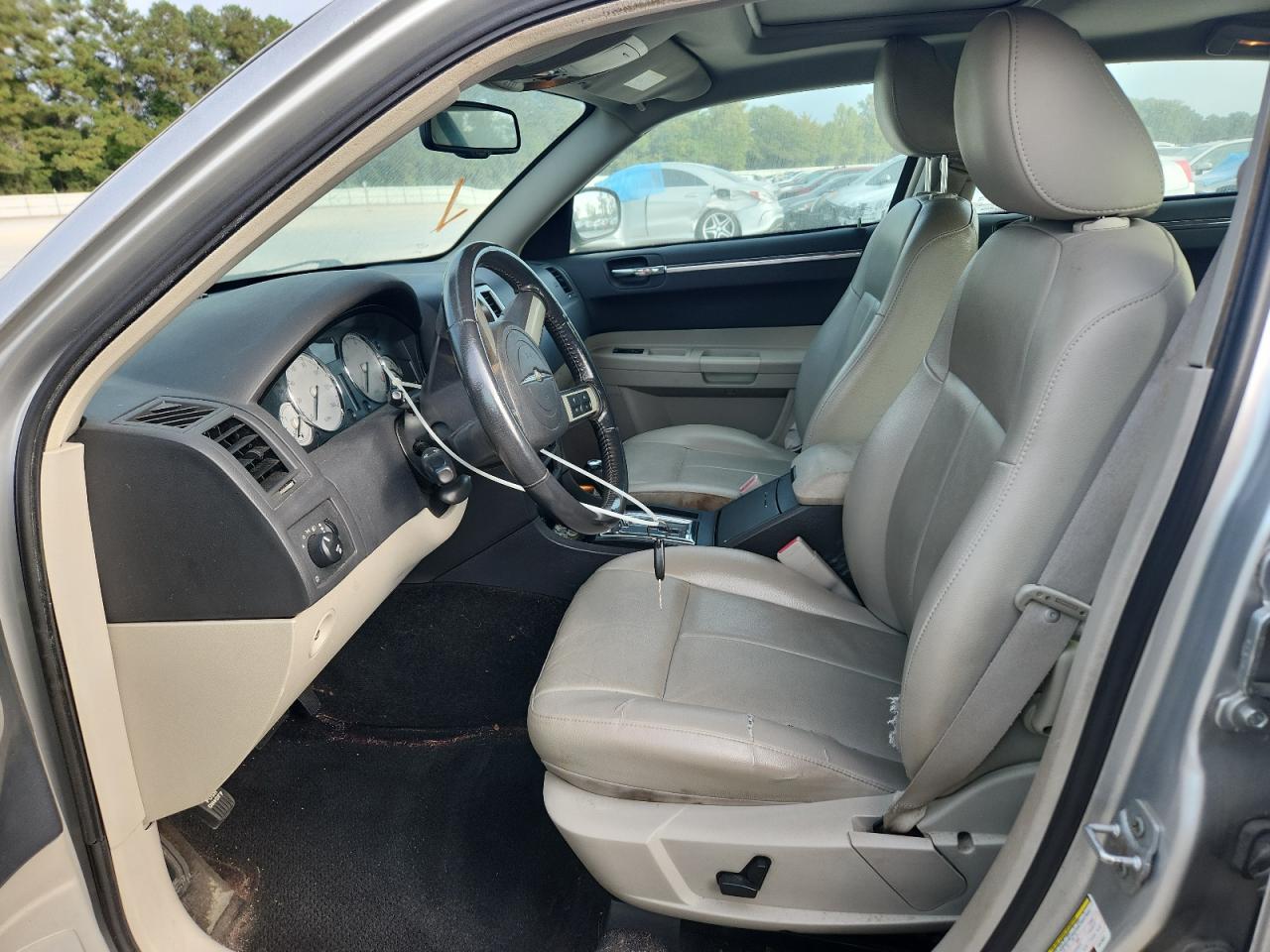 Chrysler 300 Touring Image 9