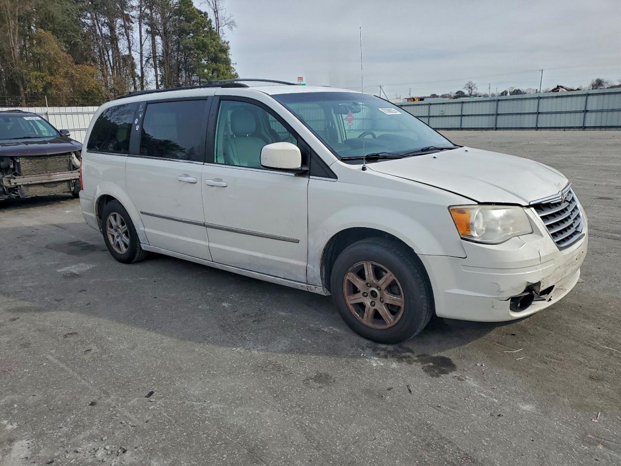 Chrysler Minivan Touring Plus Image 2