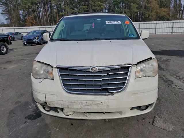 Chrysler Minivan Touring Plus Image 4