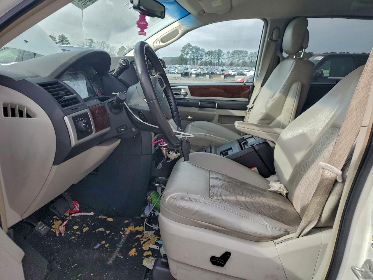 Chrysler Minivan Touring Plus Image 7