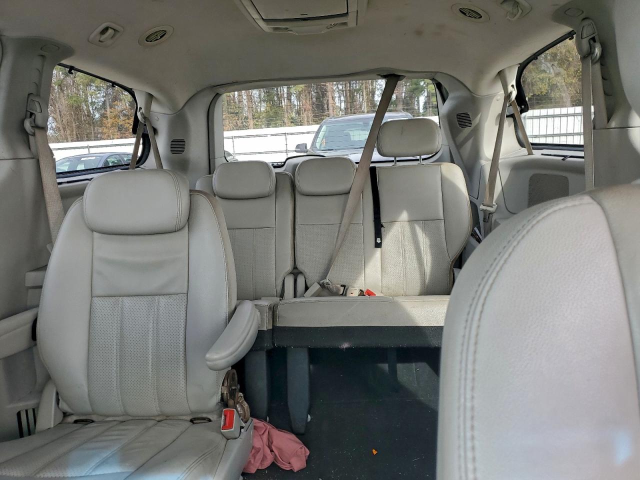 Chrysler Minivan Touring Plus Image 10