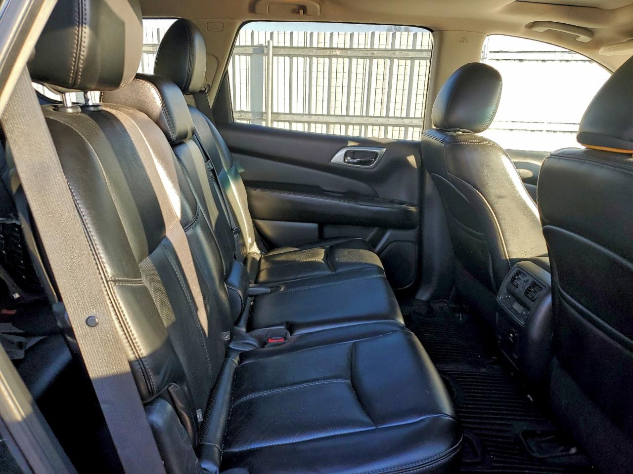 Nissan Pathfinder S Image 4