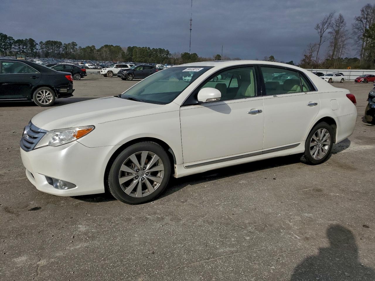 Toyota Avalon Base Image 1