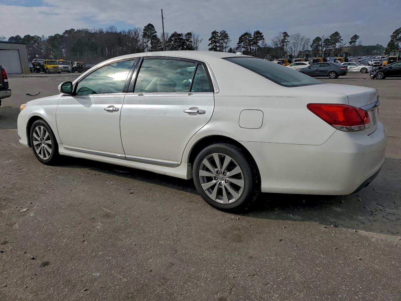 Toyota Avalon Base Image 4