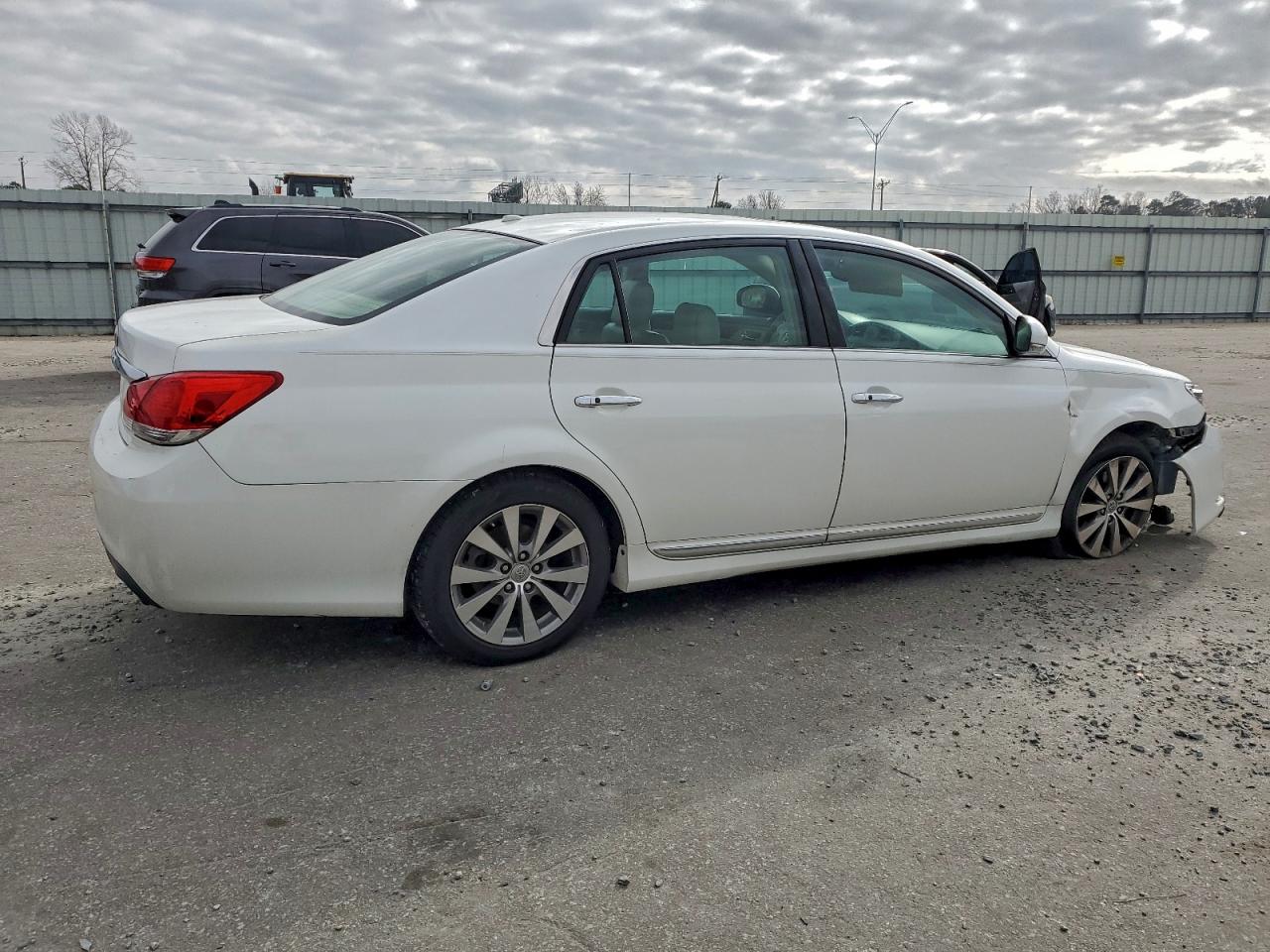 Toyota Avalon Base Image 8
