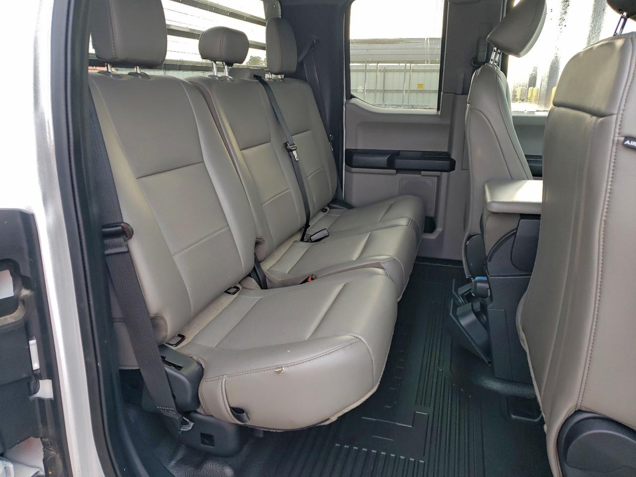 Ford F-550 Super Duty Image 7