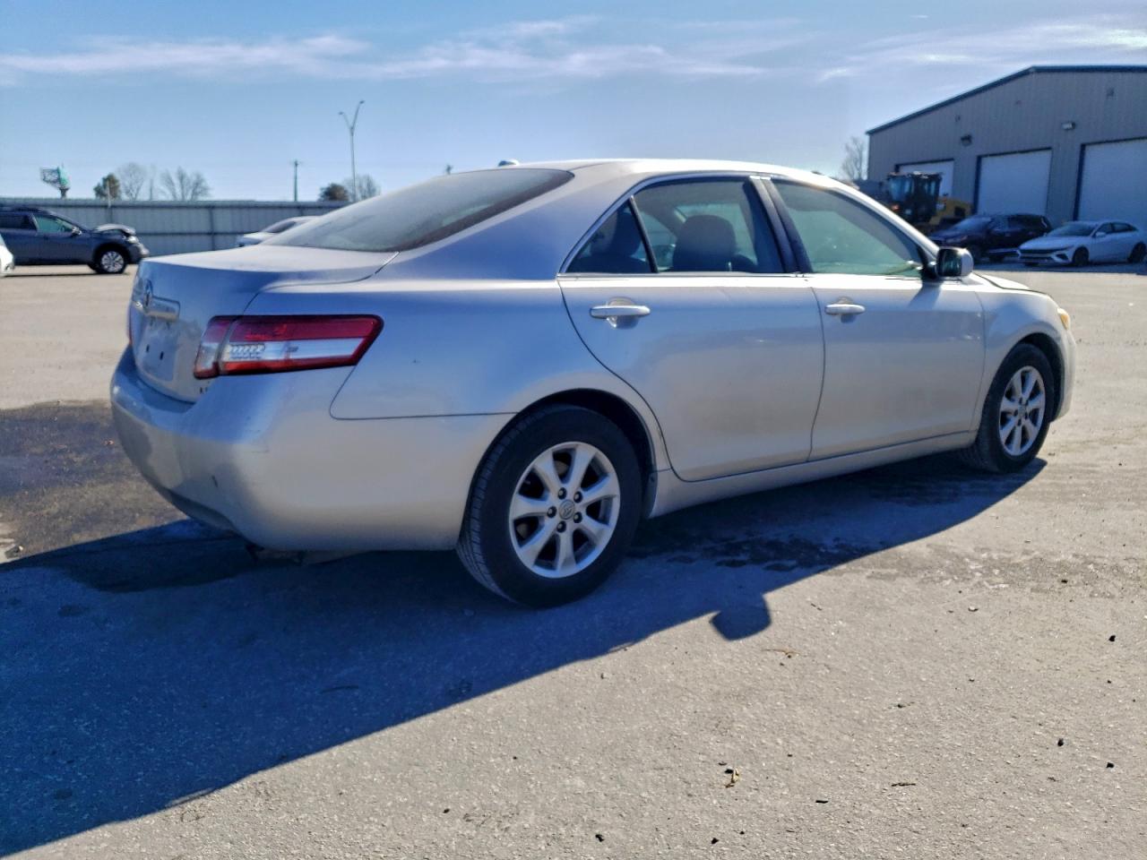 Toyota Camry Base Image 3