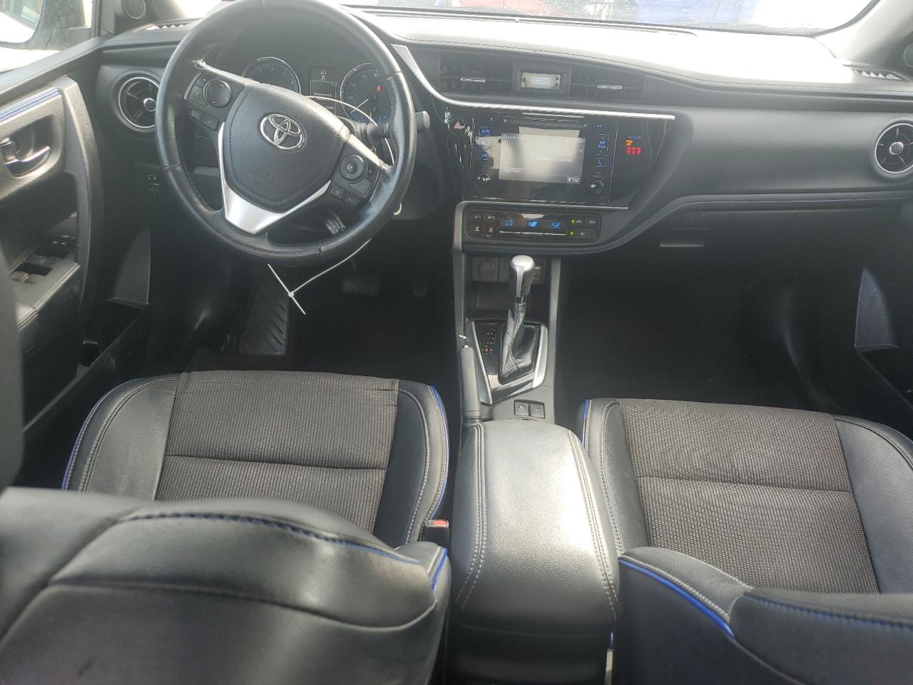 Toyota Corolla L Image 9