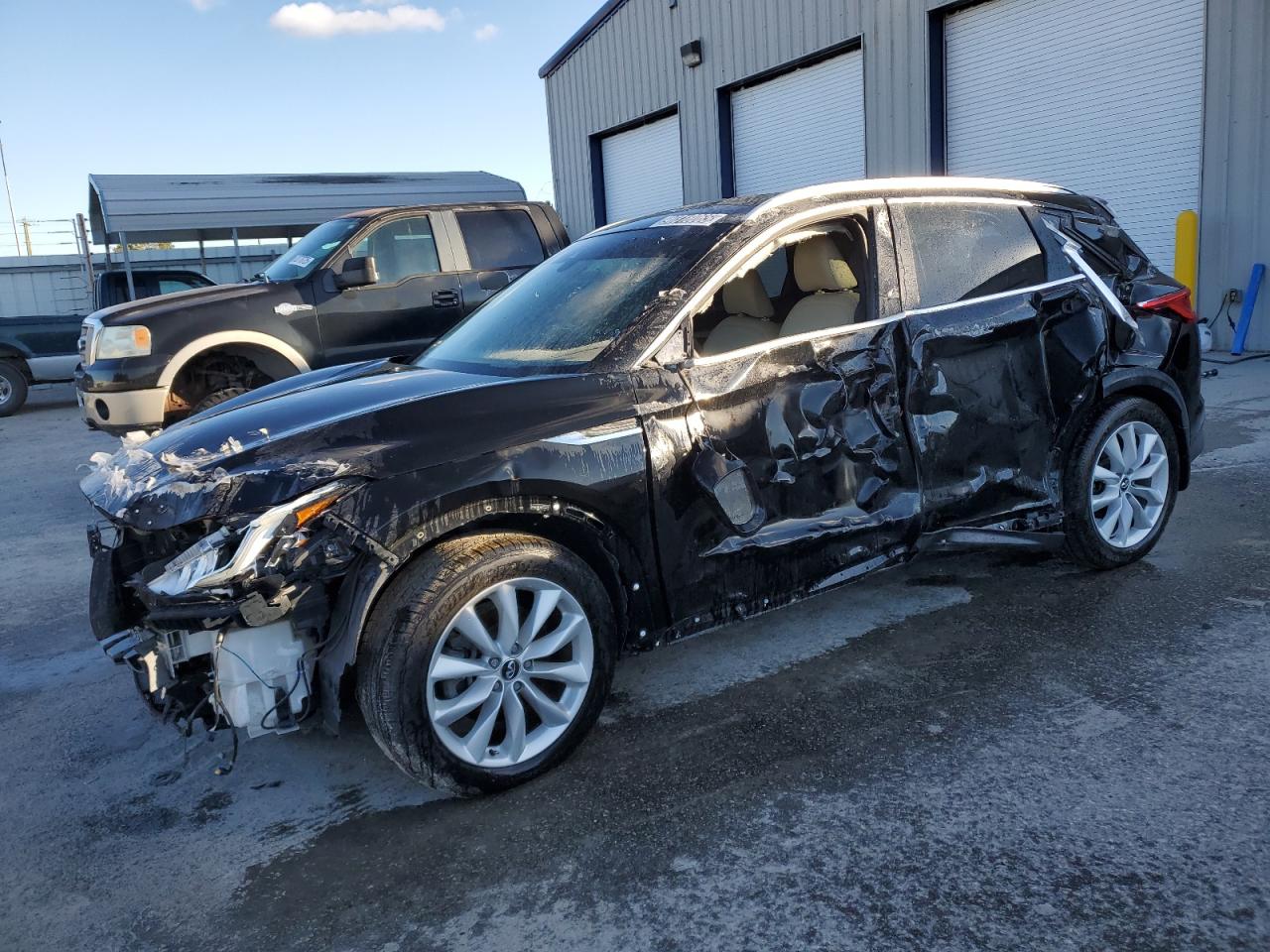 INFINITI Qx Essential Image 1