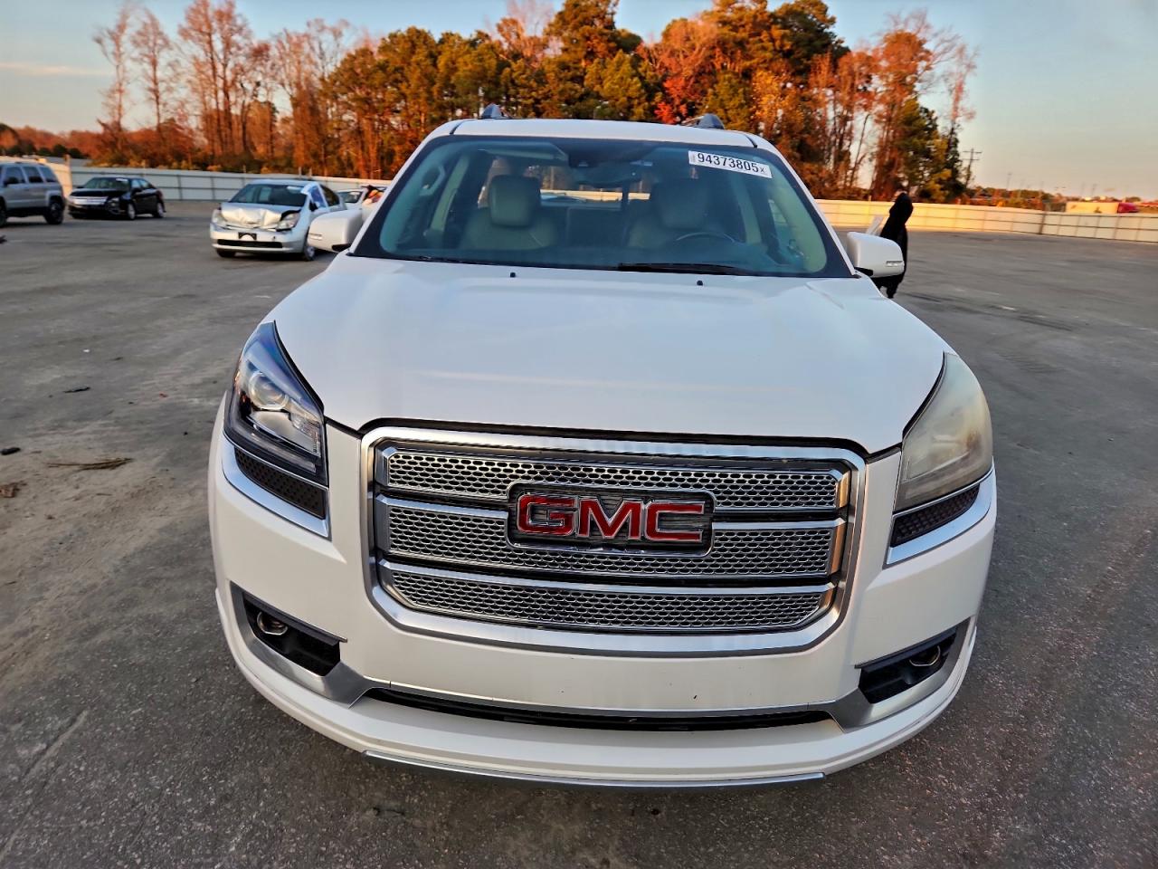 GMC Acadia Denali Image 12