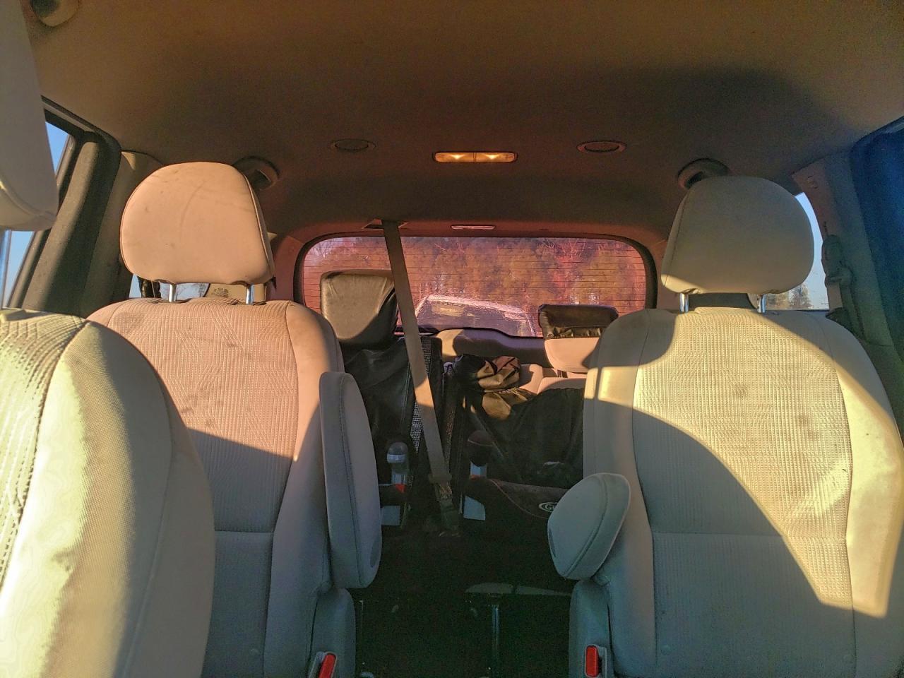 Kia Sedona L Image 2