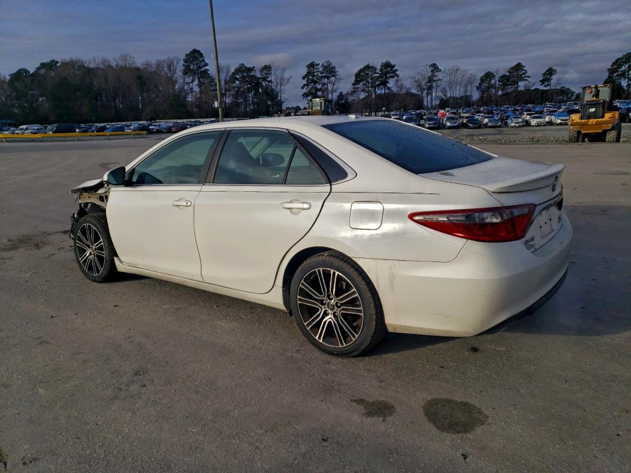 Toyota Camry Le Image 6