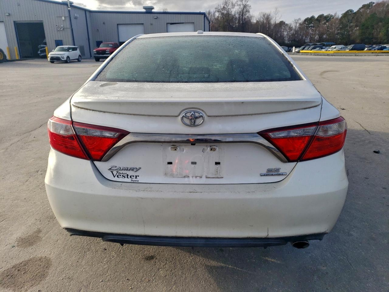 Toyota Camry Le Image 4