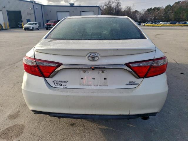 Toyota Camry Le Image 4