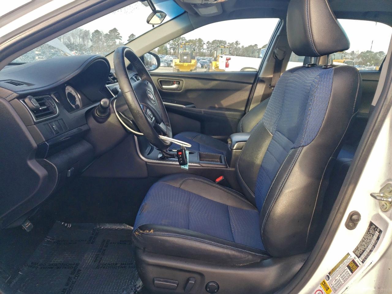 Toyota Camry Le Image 7