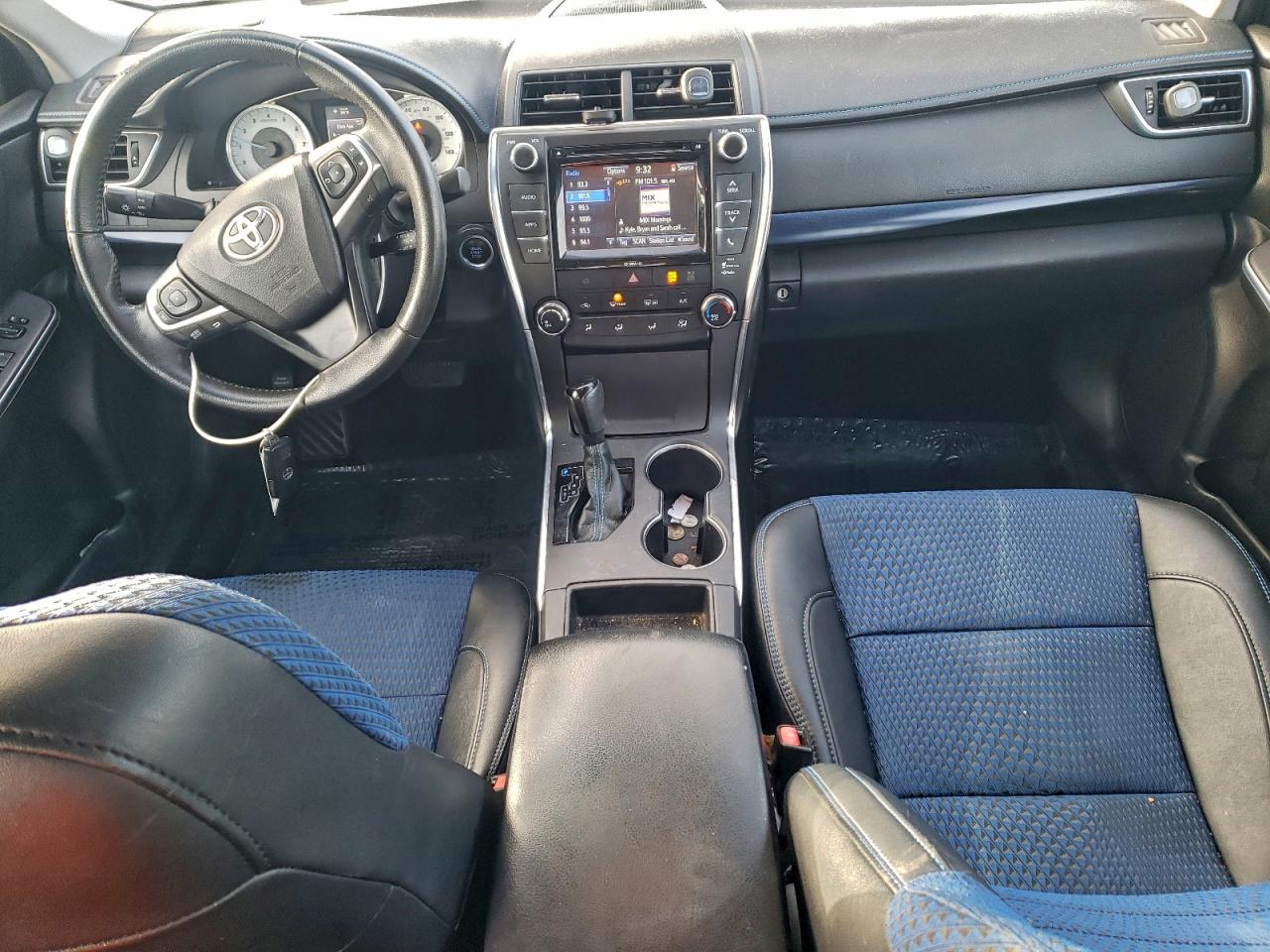 Toyota Camry Le Image 8