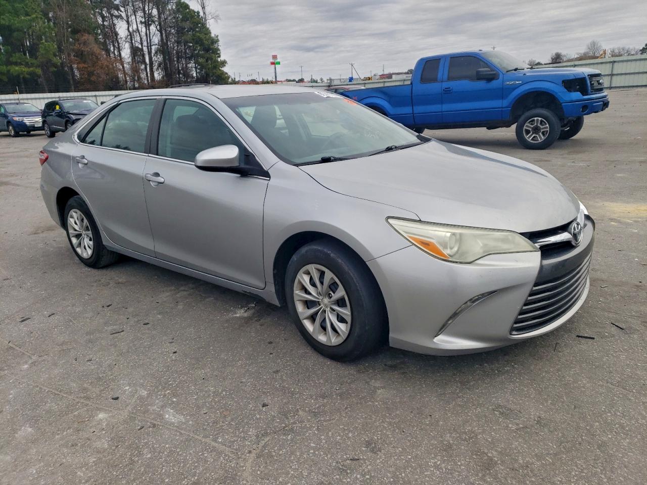 Toyota Camry Le Image 8