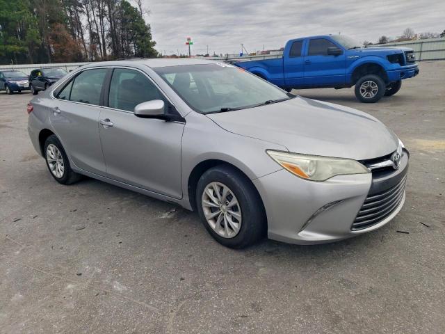 Toyota Camry Le Image 8