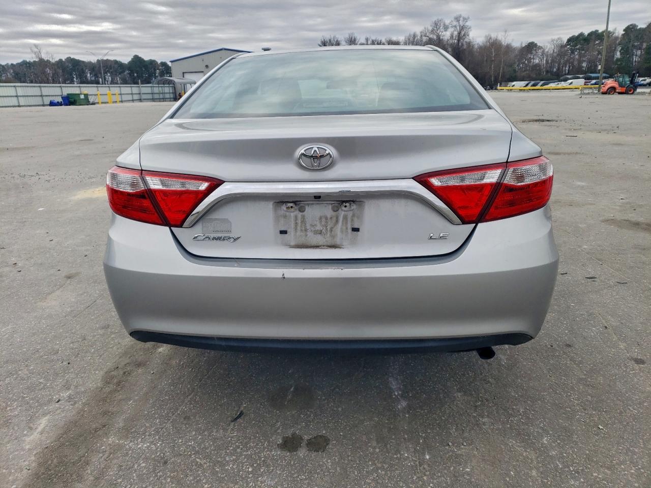 Toyota Camry Le Image 4
