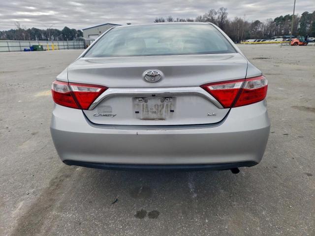 Toyota Camry Le Image 4