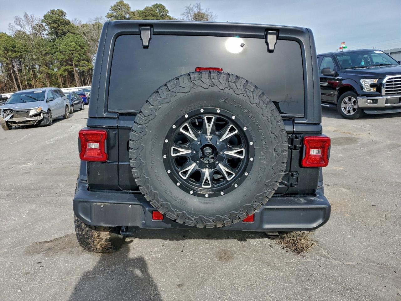 Jeep Wrangler Sahara Image 6