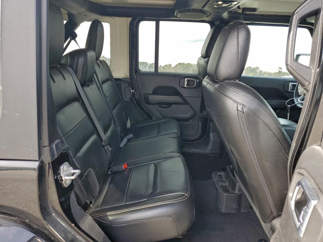 Jeep Wrangler Sahara Image 8