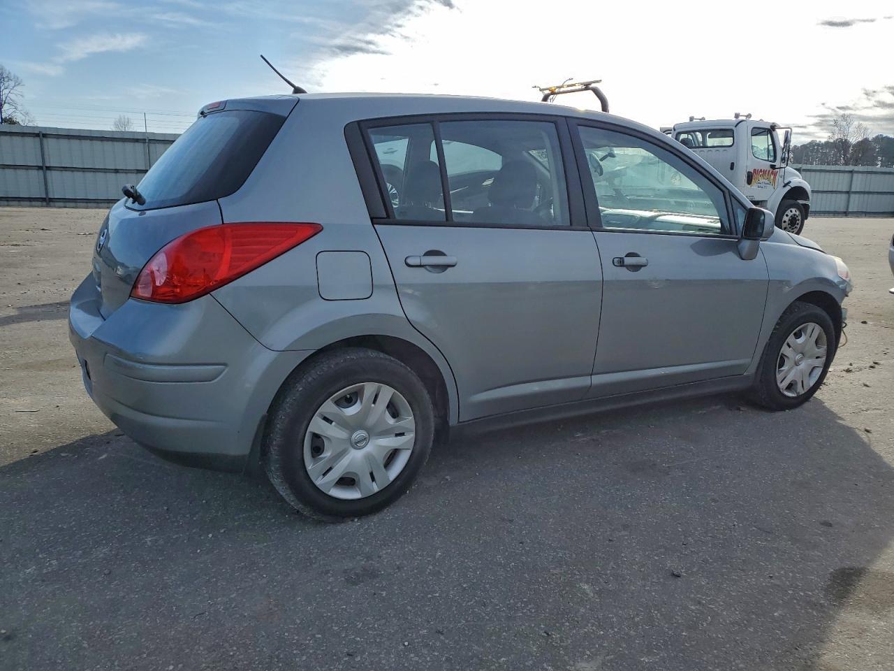 Nissan Versa S Image 6